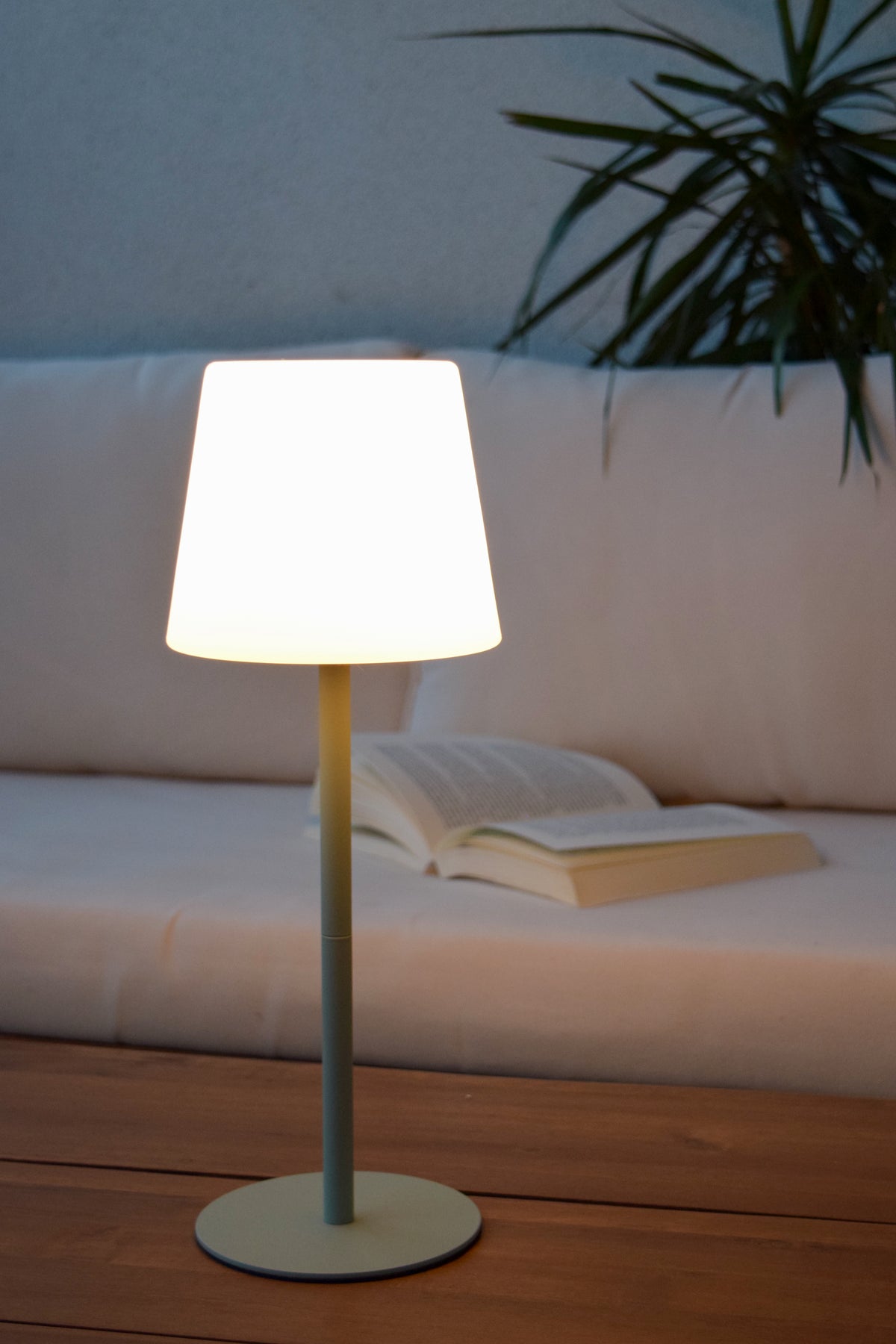 Tyonano oplaadbare tafellamp buiten